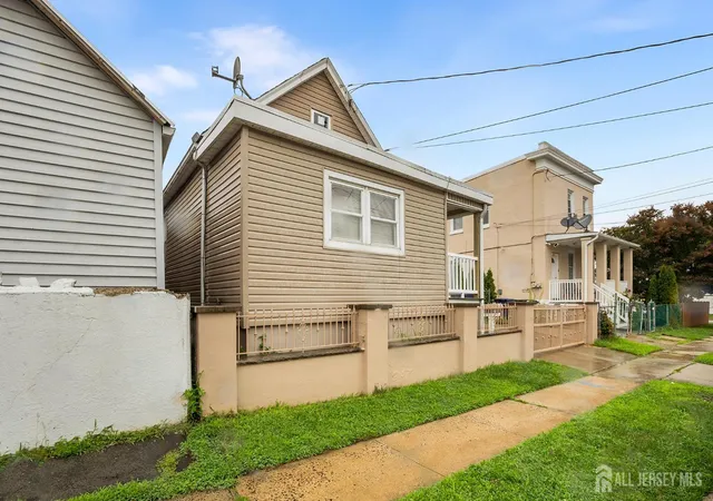 Photo 3 of Single family home for sale at 639 Johnstone St, Perth Amboy, NJ 08861 | MLS# 2702221R | Listing updated on 2026-09-11