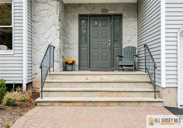 Photo 3 of Single family home for sale at 98 King St, Edison, NJ 08820 | MLS# 2662308M | Listing updated on 2026-09-01