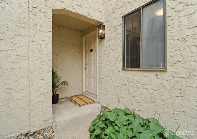 2nd image of 93 Gate House Ln, Edison, NJ 08820 | MLS# 2700548R