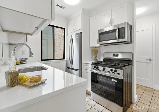 3rd image of 93 Gate House Ln, Edison, NJ 08820 | MLS# 2700548R