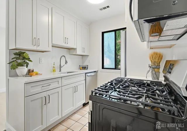 4th image of 93 Gate House Ln, Edison, NJ 08820 | MLS# 2700548R