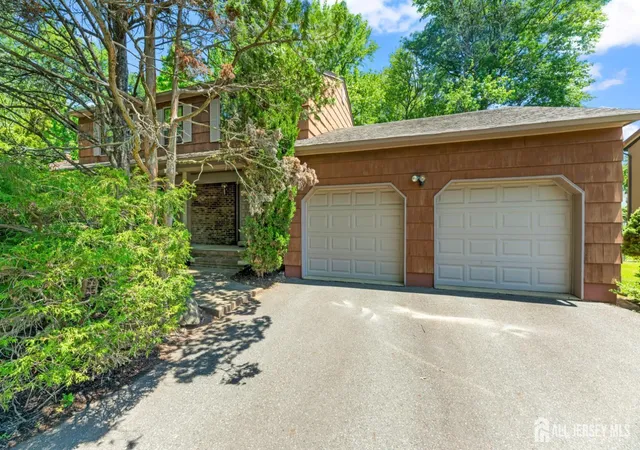 1st image of 11 Aspen Cir, Edison, NJ 08820 | MLS# 2701288R