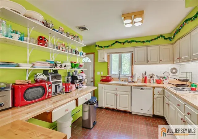 Homes for sale in Woodbridge Proper, NJ | 468 Gorham Ave, Woodbridge Proper, NJ 07095 | MLS# 2661864M