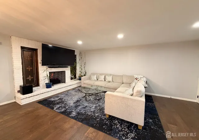 3rd image of 130 Highview Dr, Woodbridge, NJ 07095 | MLS# 2703147R