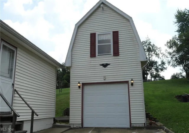 Photo 3 of Single family home for sale at 1788 Rolling Acres Rd, New Cumberland, WV 26047 | MLS# 5061771 | Listing updated on 2026-08-17