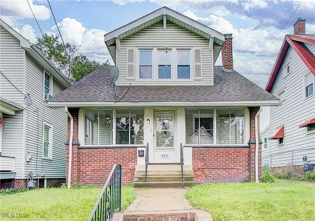 Photo 1 of Sale Pending at 929 Wertz Ave Sw, Canton, OH 44710 | MLS# 5119613 | Listing updated on 2025-11-14