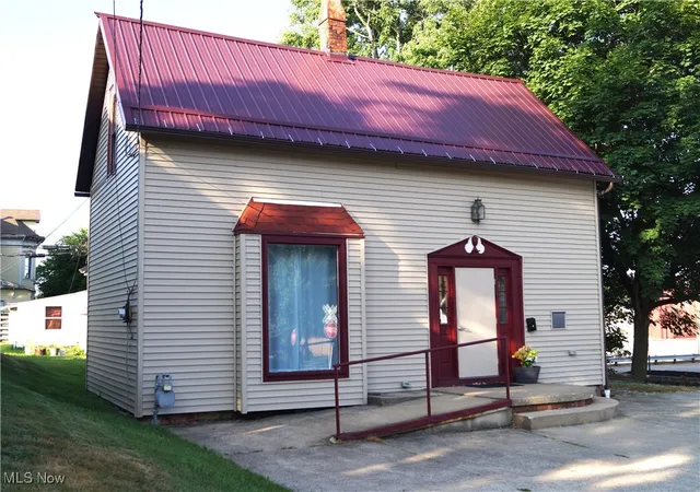 1st image of 208 2nd St Sw, Carrollton, OH 44615 | MLS# 5138749