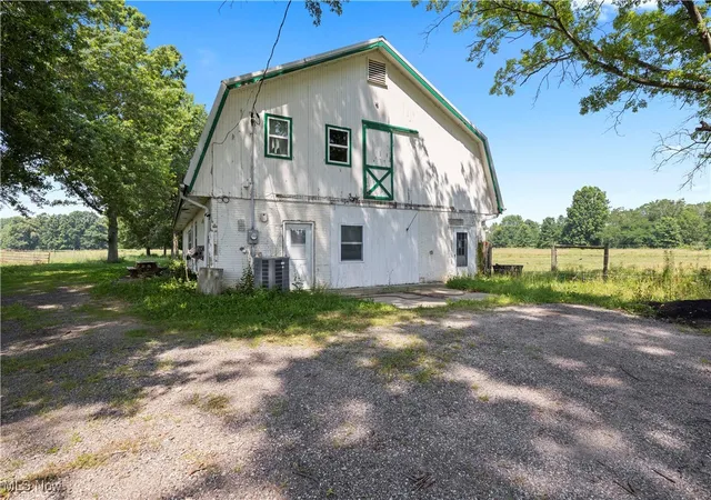 Homes for sale in Grafton, OH | 40175 Banks Rd, Grafton, OH 44044 | MLS# 5141255