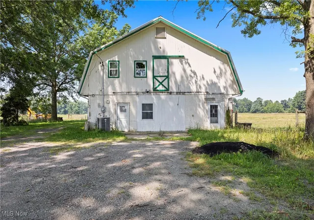 Homes for sale in Grafton, OH | 40175 Banks Rd, Grafton, OH 44044 | MLS# 5141255