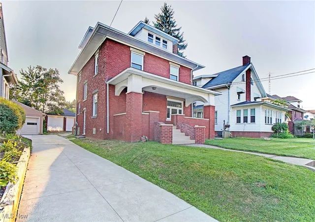 Photo 2 of Single family home for sale at 811 Broad Ave Nw, Canton, OH 44708 | MLS# 5146913 | Listing updated on 2025-11-14