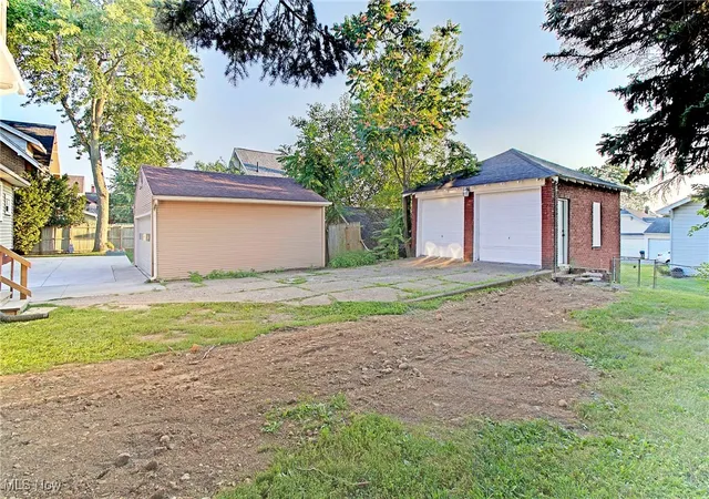 Photo 4 of Single family home for sale at 811 Broad Ave Nw, Canton, OH 44708 | MLS# 5146913 | Listing updated on 2025-11-14