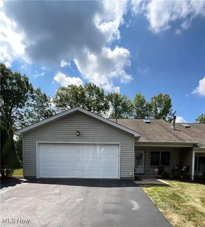 Listing Photo 1 - Condo for sale in 557 Wilcox Rd located at 557 Wilcox Rd, Austintown, OH 44515 - Unit 557 Wilcox Rd
