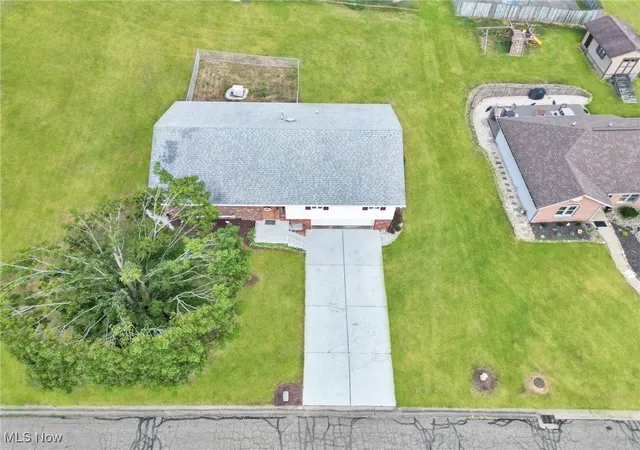 Photo 3 of Single family home for sale at 300 Harmony Dr, Steubenville, OH 43953 | MLS# 5149423 | Listing updated on 2025-11-18