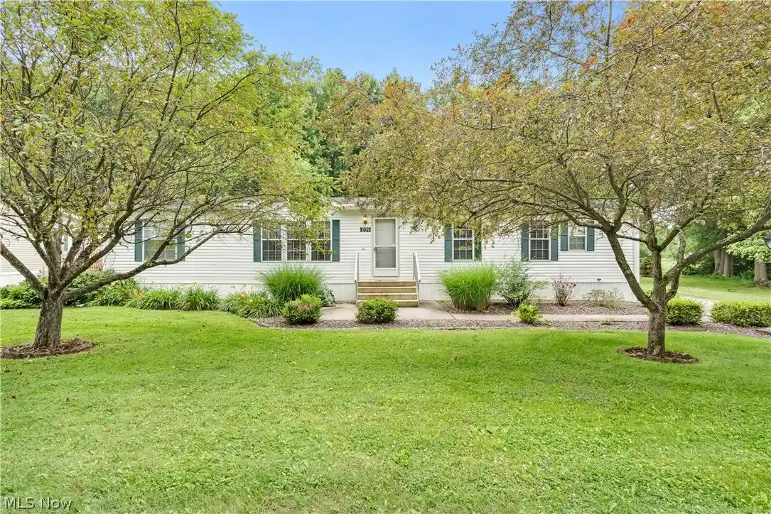 Single family home for sale at 209 Wyngate Dr, Brookfield, OH 44403 | MLS# 5159561