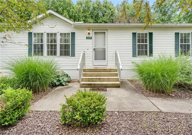 2nd image of 209 Wyngate Dr, Brookfield, OH 44403 | MLS# 5159561