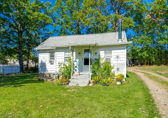 2nd image of 16726 Oakwood Dr, Lake Milton, OH 44429 | MLS# 5160970