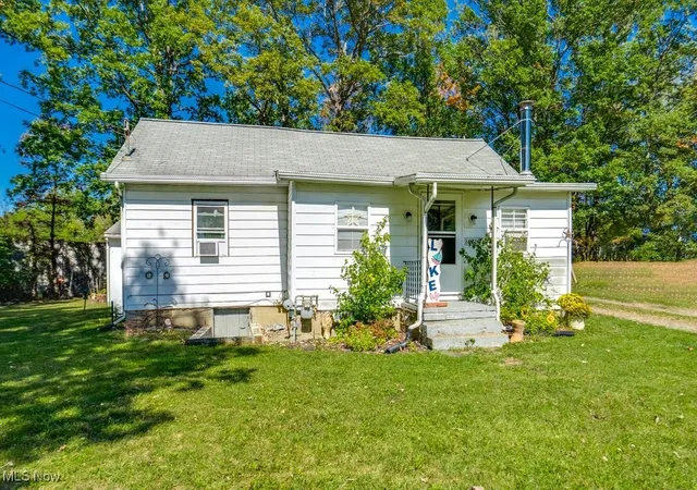 3rd image of 16726 Oakwood Dr, Lake Milton, OH 44429 | MLS# 5160970