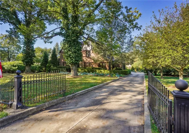 Photo 3 of Single family home for sale at 401 Highland Ave, Salem, OH 44460 | MLS# 5160060 | Listing updated on 2026-09-01