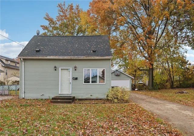 Photo 3 of Sale Pending at 492 E Hopocan Ave, Barberton, OH 44203 | MLS# 5170550 | Listing updated on 2026-09-28