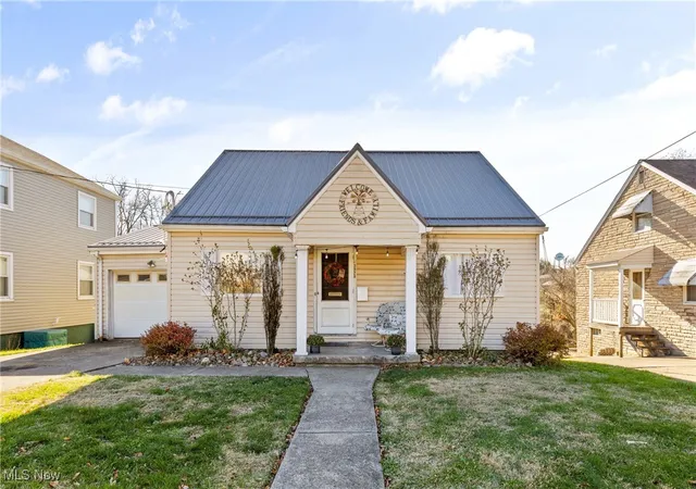 Homes for sale in Weirton, WV | 3928 Hanlin St, Weirton, WV 26062 | MLS# 5172288