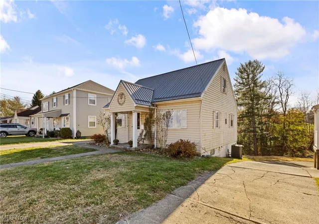 Homes for sale in Weirton, WV | 3928 Hanlin St, Weirton, WV 26062 | MLS# 5172288
