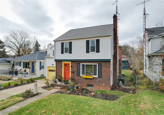 Photo 3 of Sale Pending at 123 Linwood Ave NW, Canton, OH 44708 | MLS# 5171833 | Listing updated on 2026-07-24