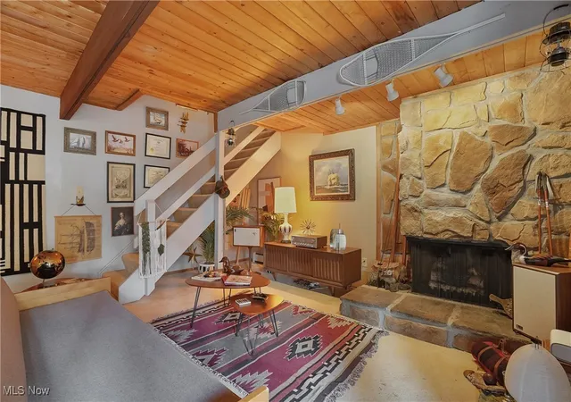 3rd image of 1722 Treetop Trl, Akron, OH 44313