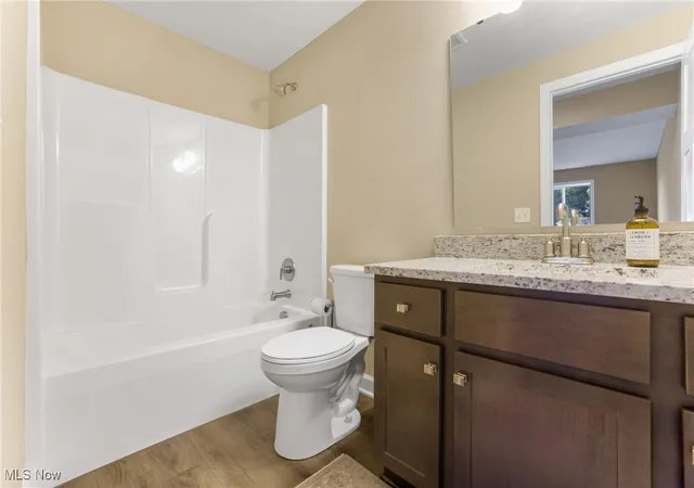 2nd image of 510 Mdw Cir Sw, Hartville, OH 44632