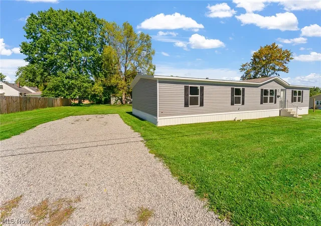Photo 2 of Single family home for sale at 541 Lincoln Ave, Struthers, OH 44471 | MLS# 5178786 | Listing updated on 2026-09-28