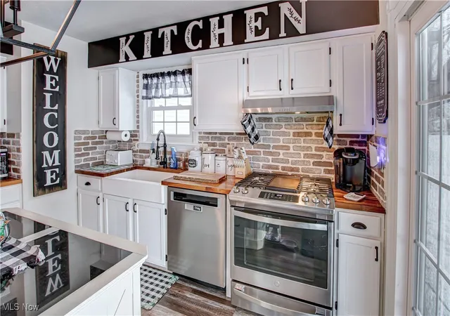 Photo 3 of Sale Pending at 920 Yorktown Dr, Medina, OH 44256 | MLS# 5175133 | Listing updated on 2026-01-06
