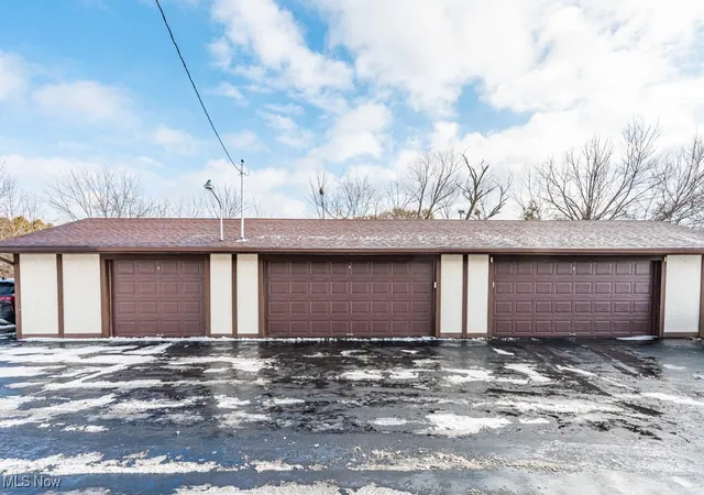 Photo 3 of Sale Pending at 852 Pearson Cir #3, Youngstown, OH 44512 | MLS# 5182322 | Listing updated on 2026-07-17