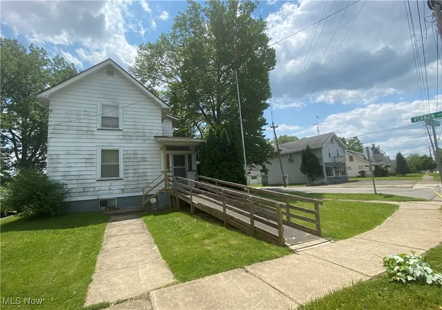 1st image of 555 Nw Hall St Nw, Warren, OH 44483 | MLS# 5182993