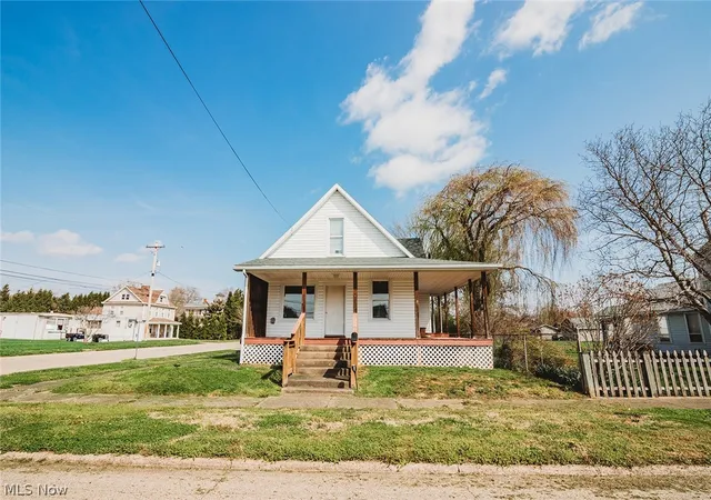Homes for sale in Belpre, OH | 216 Blennerhassett Ave, Belpre, OH 45714 | MLS# 5185046