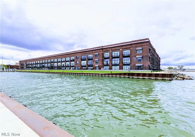 Homes for sale in Sandusky, OH | 401 W Shoreline Dr #204, Sandusky, OH 44870 | MLS# 5187321