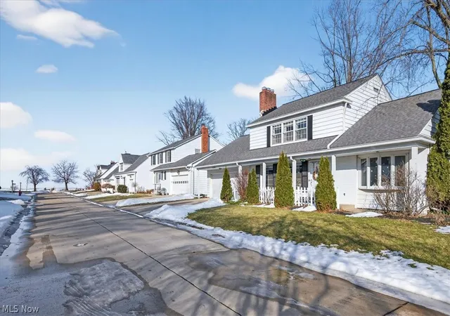 Photo 3 of Sale Pending at 71 Lake Edge Dr, Euclid, OH 44123 | MLS# 5187533 | Listing updated on 2026-04-21