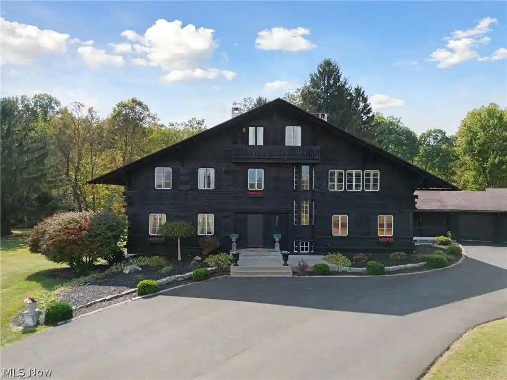 Photo 1 of Mansion for sale at 550 Warner Rd Se, Vienna, OH 44473 | MLS# 5187925 | Listing updated on 2026-10-16