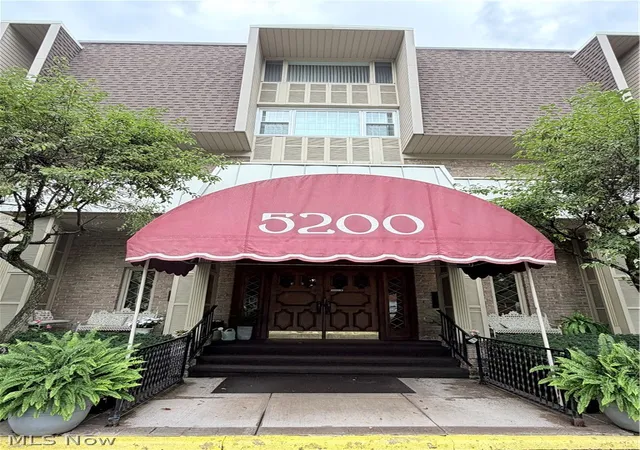 Listing Photo 2 - Condo for sale in building located at 5200 W Blvd, Youngstown, OH 44512 - Unit #505