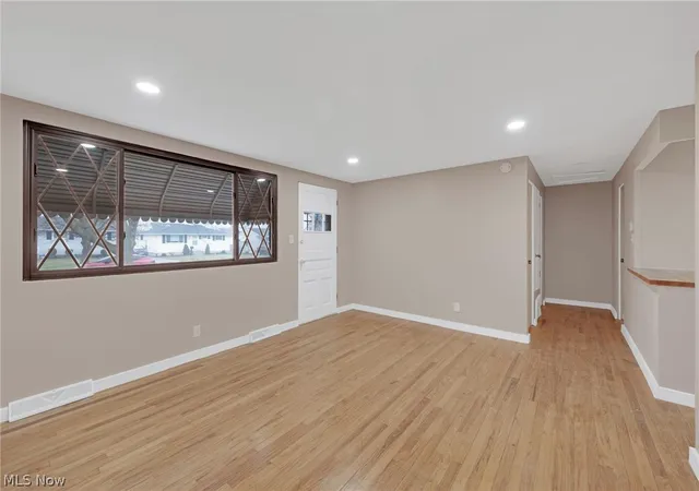4th image of 6377 Ledgebrook Dr, Brook Park, OH 44142 | MLS# 5188117