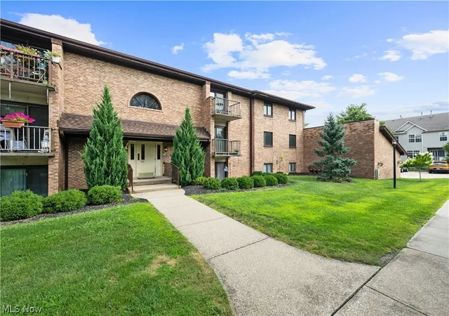 Homes for sale in Broadview Heights, OH | 550 Tollis Pkwy #307, Broadview Heights, OH 44147 | MLS# 5188834