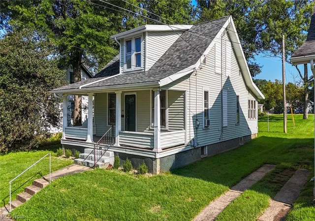 Photo 2 of Single family home for sale at 207 Kenwood St, Marietta, OH 45750 | MLS# 5189876 | Listing updated on 2026-10-06