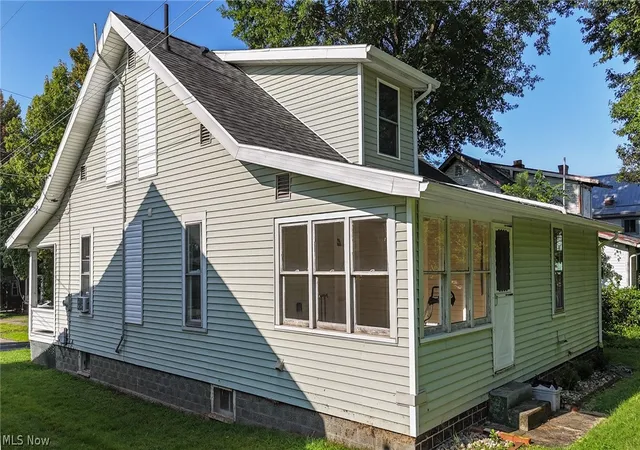Photo 3 of Single family home for sale at 207 Kenwood St, Marietta, OH 45750 | MLS# 5189876 | Listing updated on 2026-10-06