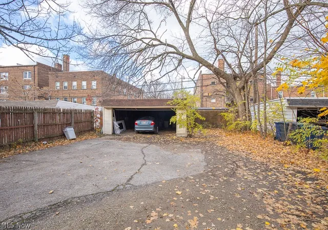 Listing Photo 2 - Condo for sale in building located at 2671 Hampshire Rd, Cleveland, OH 44106 - Unit #