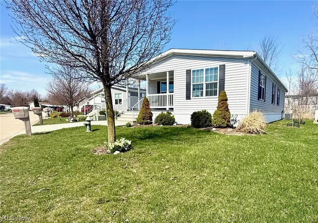 Homes for sale in Elyria, OH | 362 Pin Oak Cir, Elyria, OH 44035 | MLS# 5191401