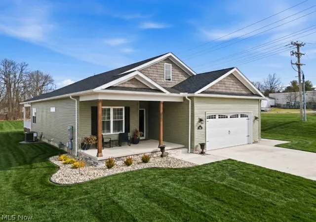 Listing Photo 2 - Condo for sale in building located at 911 Dogwood Dr, Hubbard, OH 44425
