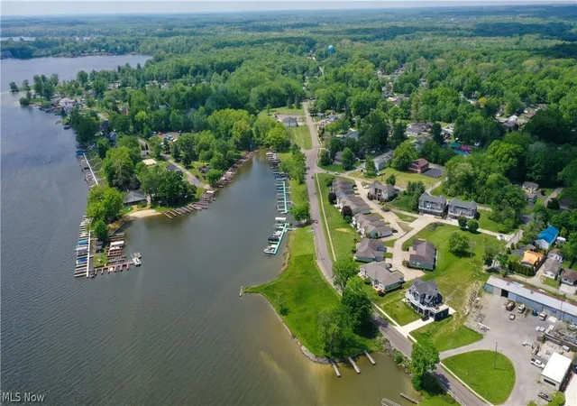 Listing Photo 3 - Condo for sale in building located at 1939 Craig Dr, Lake Milton, OH 44429