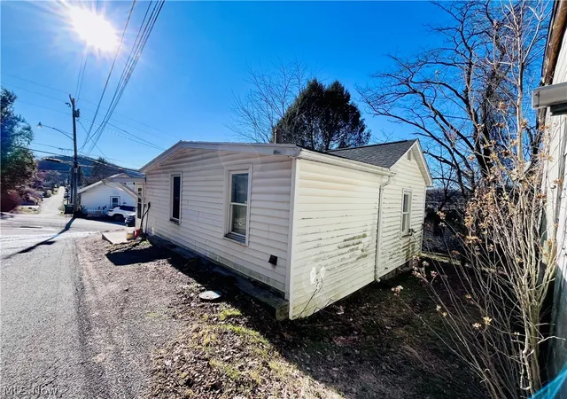 Homes for sale in Chester, WV | 603 Utah Ln, Chester, WV 26034 | MLS# 5192439