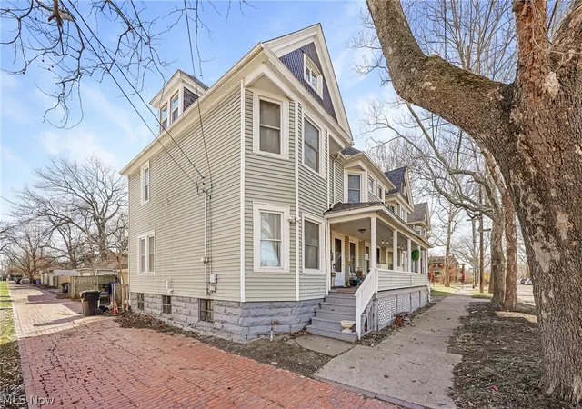 Listing Photo 2 - Condo for sale in building located at 1303 Castle Ave, Cleveland, OH 44113 - Unit #