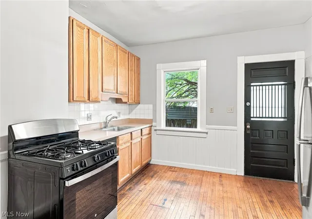 Listing Photo 5 - Condo for sale in building located at 1303 Castle Ave, Cleveland, OH 44113