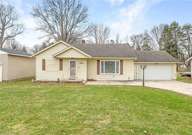 1st image of 3290 Nw Sweitzer St Nw, Uniontown, OH 44685 | MLS# 5192327