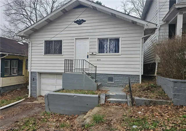 Homes for sale in East Liverpool, OH | 633 Riley Ave, East Liverpool, OH 43920 | MLS# 5193059